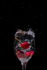 サクランボウがグラスに落下する瞬間