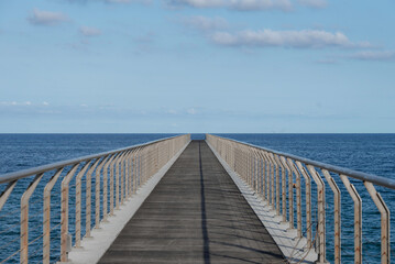 Obraz premium Puente con horizonte al mar infinito