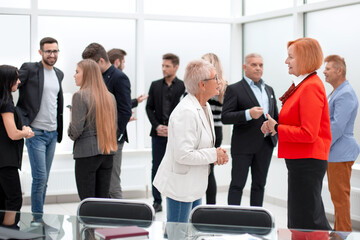 Obraz premium Friendly colleagues consulting after working meeting