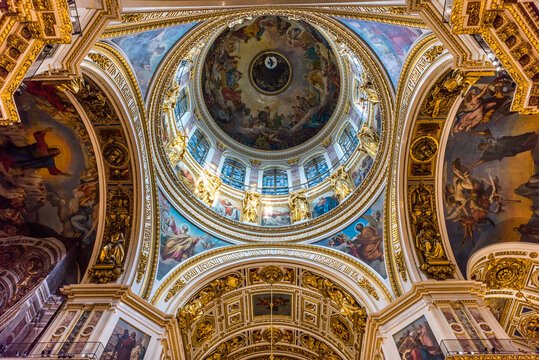 Interiors of Saint Isaac’s Cathedral (or Isaakievskiy Sobor), one of the most important neoclassical monuments of Russian architecture,near the Hermitage Museum in Saint Petersburg, Russia.