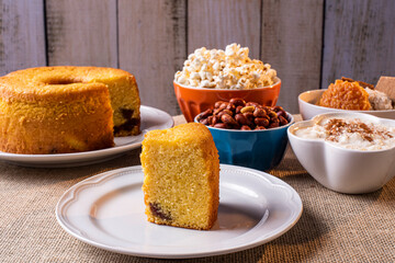 June party. Typical sweets from festa junina. Popcorn, hominy, paçoca, cocada, pumpkin jam, and peanuts. Featured cornmeal cake. 