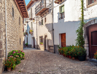 Fototapeta premium Ulica wsi Hechos w Pirenejach w słoneczny dzień