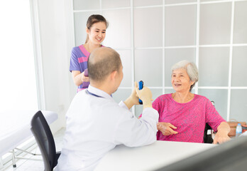 Obraz premium close up old female, Asian doctor talk with old female patient about disease symptom in mental care clinic, he screening and explaining to patient, elderly health check up, happiness hospital