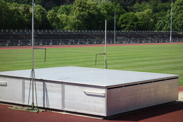 Hochsprungmatte und leeres Sportstadion in Freiburg nahe des Schwarzwald aufgrund  Corona Verbotsma&szlig;nahmen