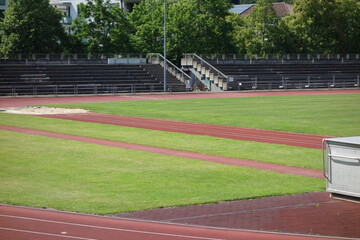 Keine trainierenden Menschen, die Sport treiben im Stadion aufgrund Covid 19