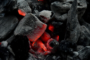 Żarzące się węgle w palenisku.