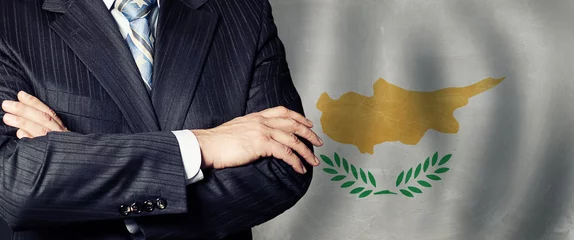 Rugzak Mannelijke handen tegen Cypriotische vlagachtergrond, zaken, politiek en onderwijs in het concept van Cyprus © artmim