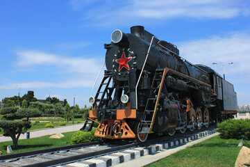 Obraz premium Azerbaijan. An old steam locomotive on the boulevard. Baku city.