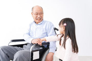 Obraz premium 車椅子に乗る高齢男性と女の子