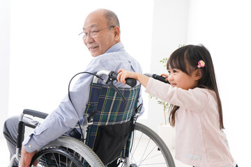 車椅子に乗るおばあちゃんと女の子 Wall Mural Wallpaper Murals Maroke