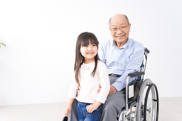 車椅子に乗るおばあちゃんと女の子 Wall Mural Wallpaper Murals Maroke