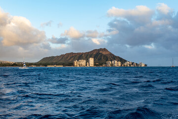 Naklejka premium Scenic view of Waikiki and Diamond Head Mountain in Honolulu, Hawaii.