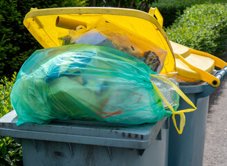 Mülltonne voller Plastikmüll Umwelt