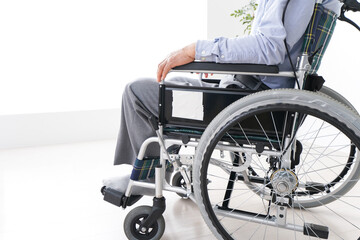 Obraz premium 車椅子に乗る高齢の男性