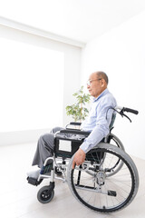 車椅子に乗る高齢の男性