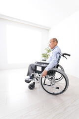 Fototapeta na wymiar 車椅子に乗る高齢の男性
