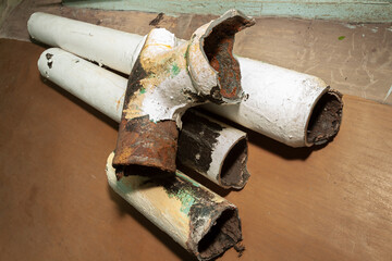 Dismantling of a worn-out dilapidated sewer pipe from cast iron with an apartment building.