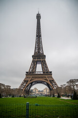 Fototapeta na wymiar Eiffel Tower on a cloudy winter day.