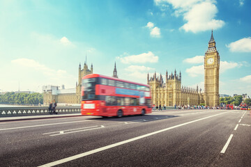 Obraz na płótnie Canvas Westminster Bridge in London, UK