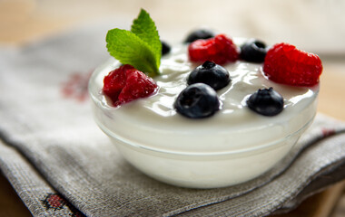yogurt with berries