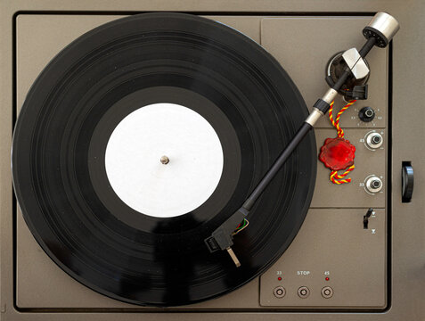 start of the vintage turntable by pressing the appropriate button. The arm returns to its initial position at the end of the engraving on the vinyl record