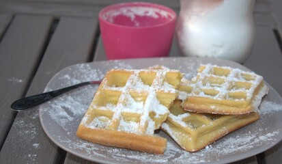 gaufres  au sucre glace , pâtisserie faite maison