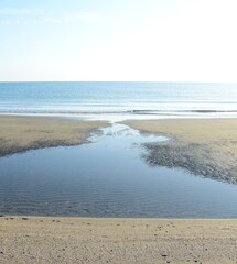 Menschenleerer Strand nach Ebbe am Morgen - fehlende Touristen in der Coranazeit - Covid 19 Folgen