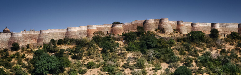 Fototapeta na wymiar panorama of the walls of the fortress of Kumbhalgarh, India