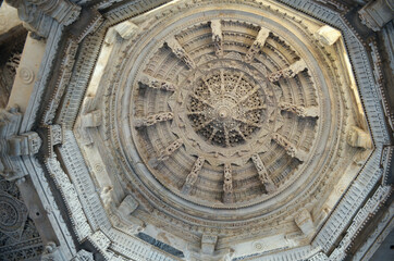 Obraz premium fragment of a carved white marble ceiling in Ranakpur temple, India
