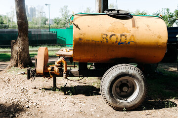 Obraz premium old rusty barrel of water