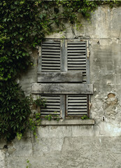 Fototapeta na wymiar old window fenêtre rustique abandonné urbex