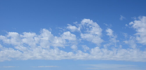 Schleierwolken am blauen Sommerhimmel
