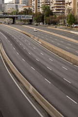 Carretera de circunvalación M30 de Madrid vacía debido a la crisis del coronavirus