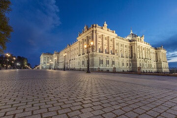 Obraz premium Palacio de Real al atardecer situado en la plaza de Oriente en Madrid