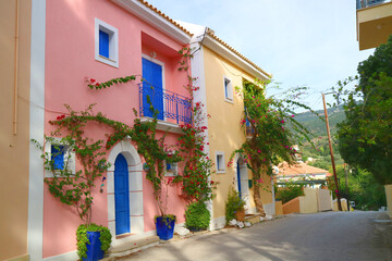 Farbenfrohe Häuser mit blauen Türen eines idyllischen Dorfes in Griechenland