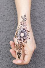 Beautiful thumb mehndi design on back hand