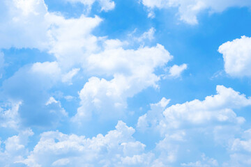 Obraz na płótnie Canvas Beautiful clear blue sky with cloudy background