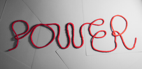 Palabra POWER hecha con hilo de lana de color rojo