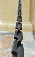 Naklejka premium Old metal black chain links detail, selective focus