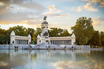 Fototapeta na wymiar Monument Alfonso XII in the Retiro Park in Madrid. Sunrise.