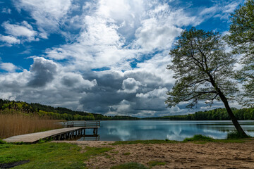 Pomost nad jeziorem i błękitna woda © Marcinwarmia