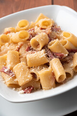 Piatto di deliziosa pasta alla gricia, cucina tipica laziale, Italia