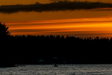 Jezioro i zachodzące słońce. Łódka i pomost © Marcinwarmia