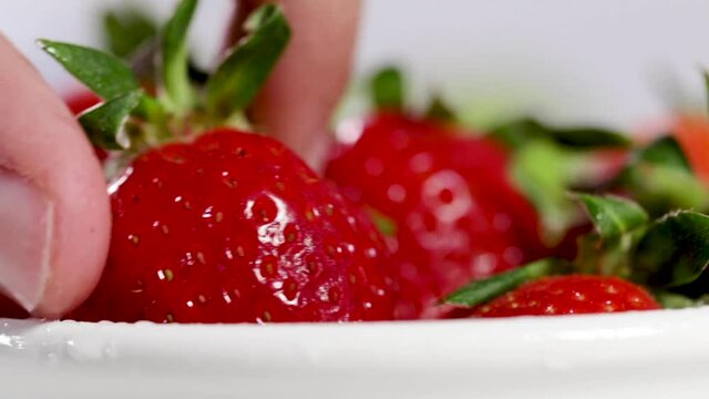 Preparando fresas saludables y deliciosas para comer