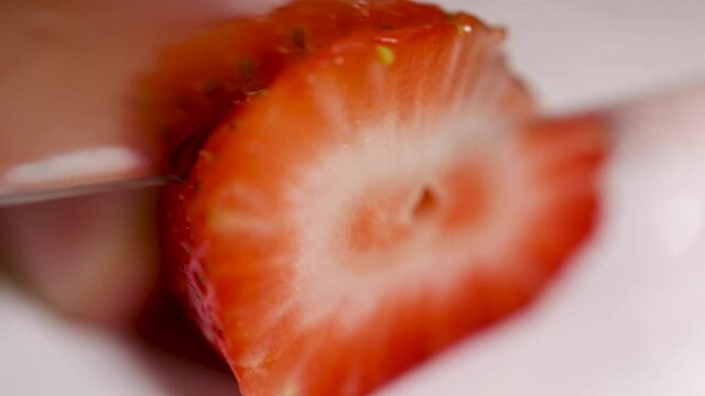 Preparando fresas saludables y deliciosas para comer