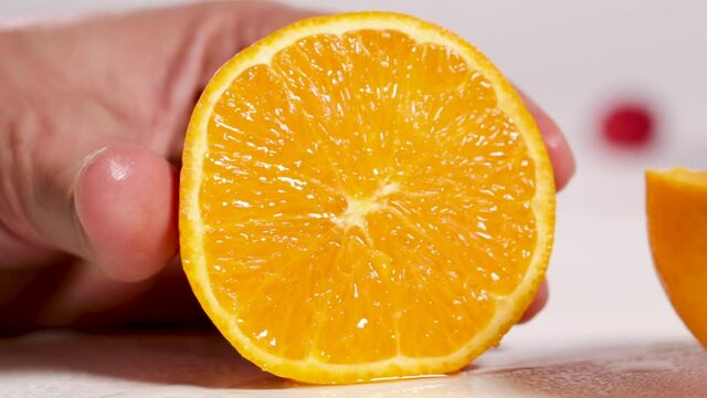 Deliciosa naranja cortada