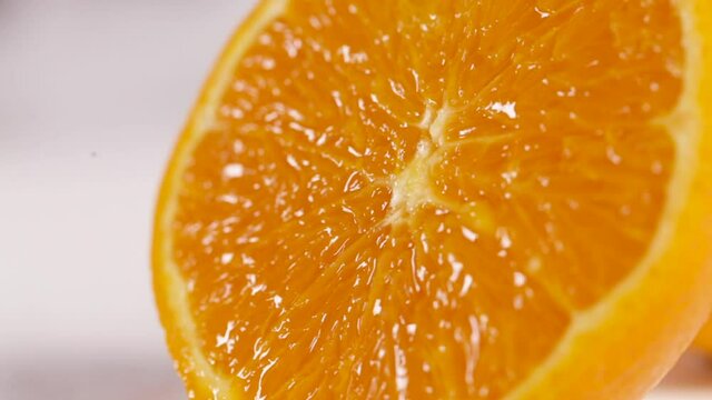 Deliciosa naranja cortada
