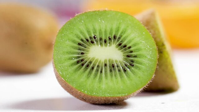 Kiwi cortado listo para comer saludable