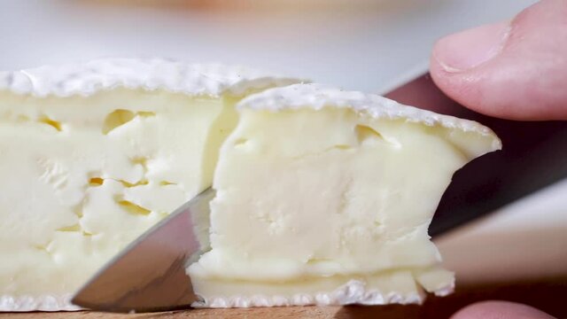 Cortando queso para preparar una comida deliciosa