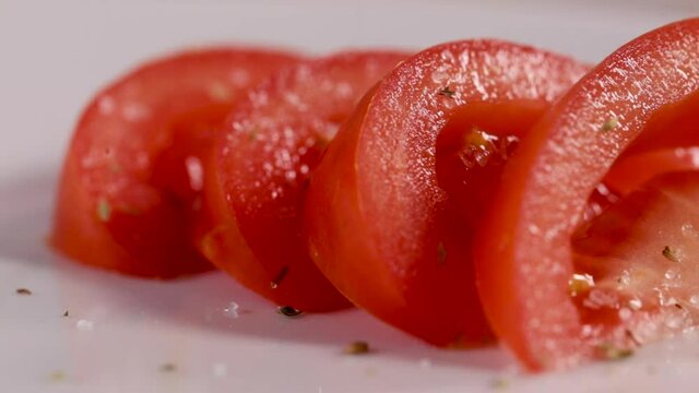Cocinando y preparando tomate con or&eacute;gano para una comida deliciosa